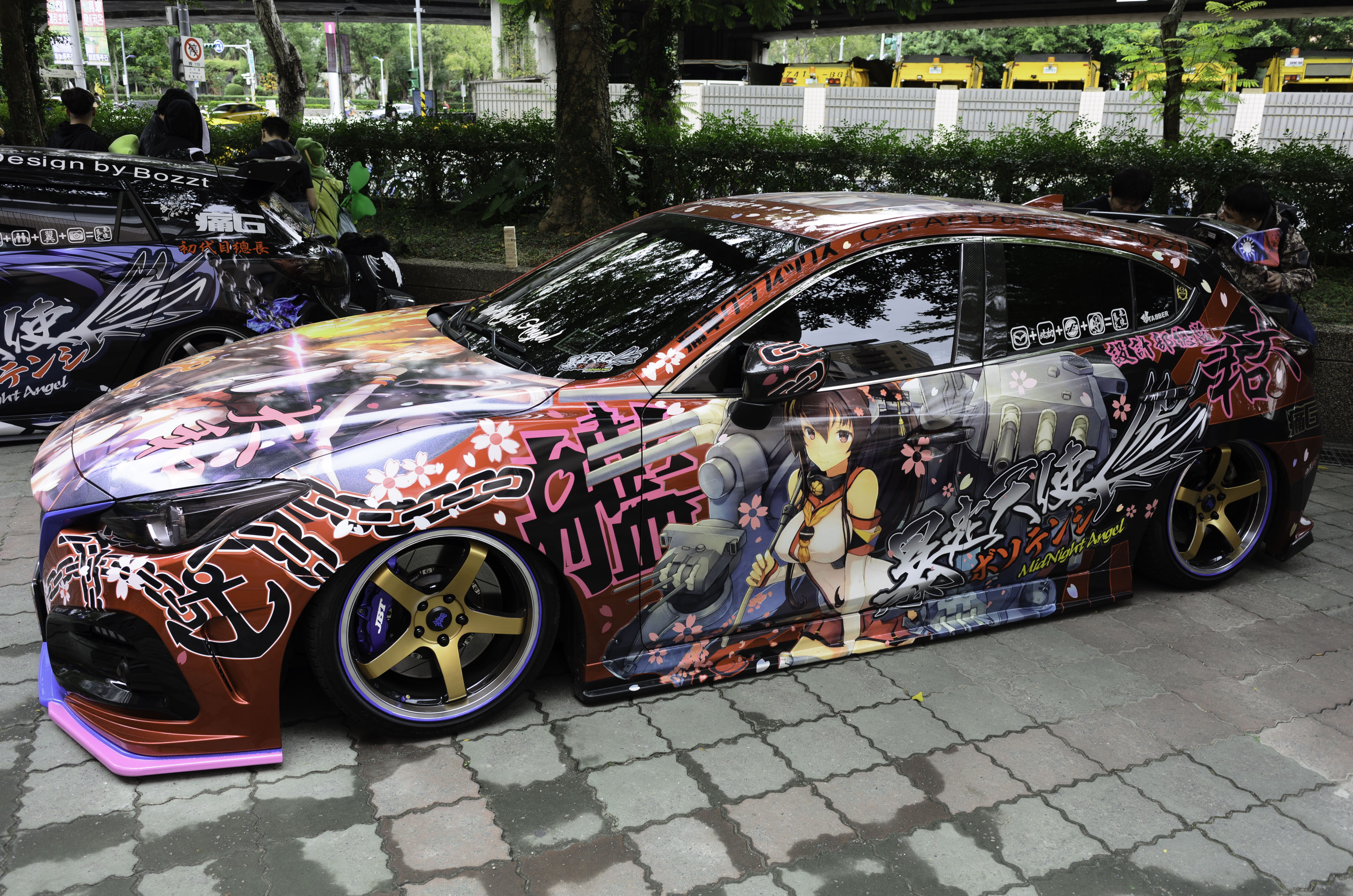 В Японии можно заработать, превратив свой автомобиль в рекламную площадку для аниме