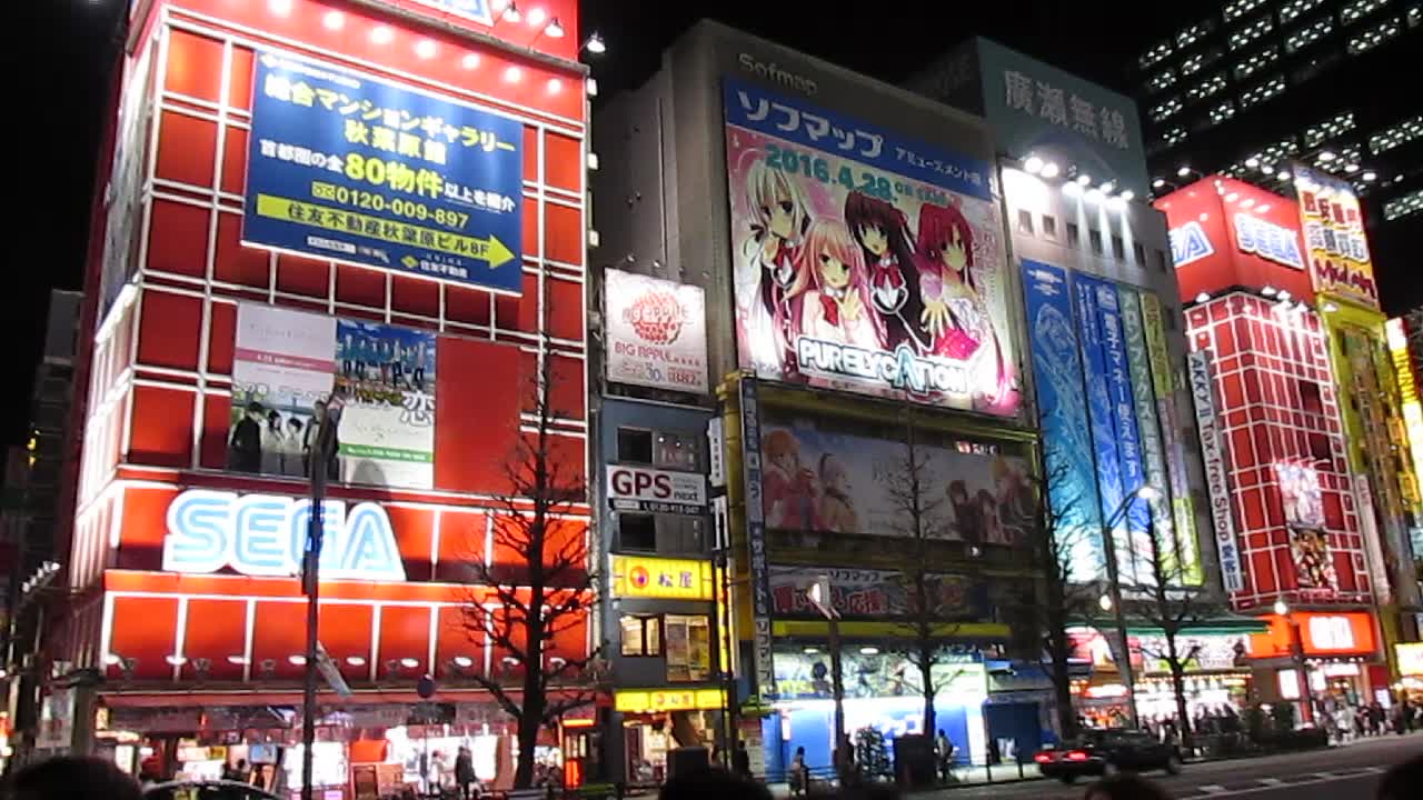 Реклама аниме на улицах Токио
