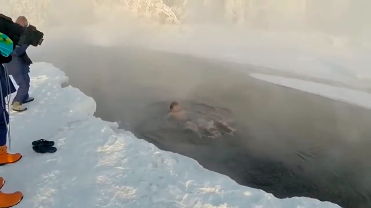 Смелый японский турист окунулся в холодную Якутскую реку при минус 60