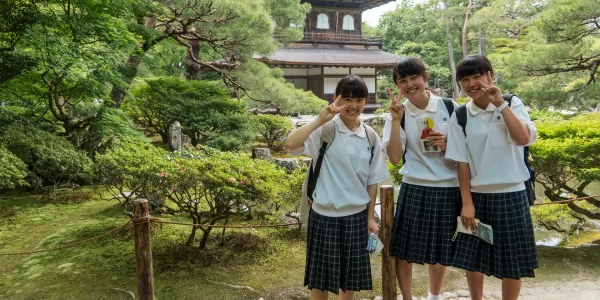 В средних школах Японии отменяют правила, обязывающие учащихся красить волосы не черного цвета в черный цвет