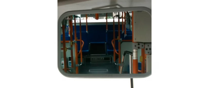 Водитель рассказал, на какое место в Японских автобусах лучше не садится женщинам в юбках