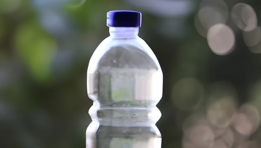 Японец был пойман на работе, когда выкидывал 30 пластиковых бутылок с мочой в рабочем туалете