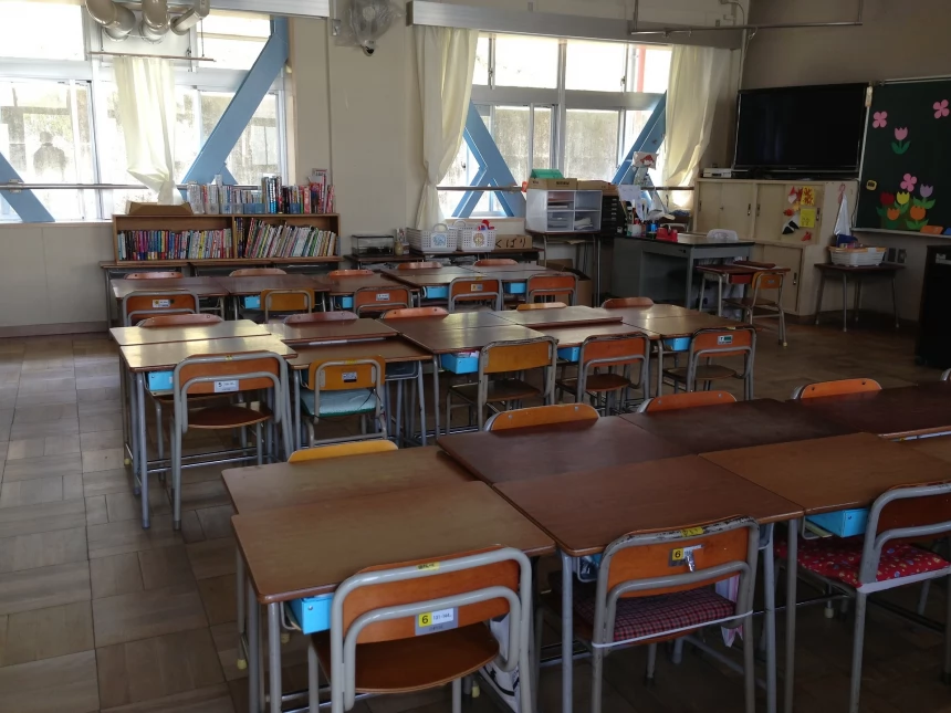 На территории школы в городе Осака для обеспечения безопасности детей было решено установить полицейскую будку