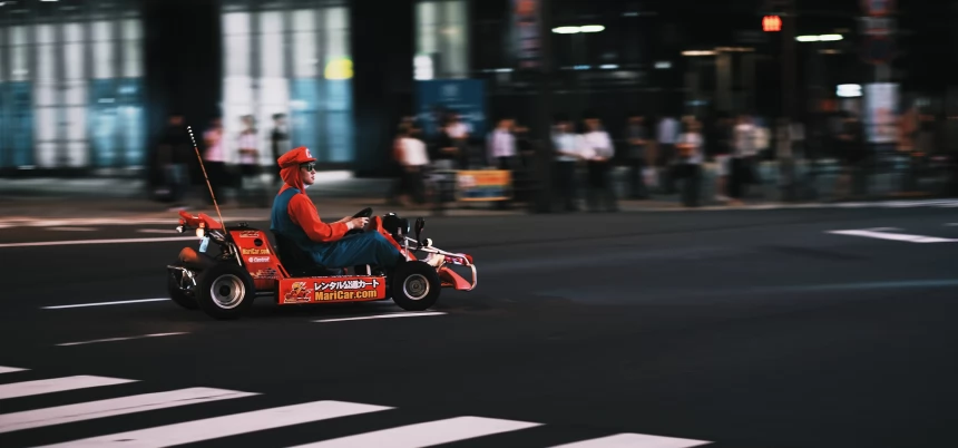 Власти обратили внимание на гоняющих по дорогам Токио в костюмах Mario туристов