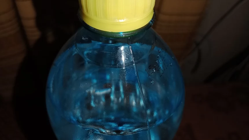 В Японии арестовали мужчину за то, что он поставил на полку магазина наполненную мочой бутылку из-под чая