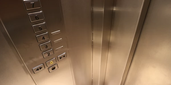 Зачем в лифтах устанавливают зеркала