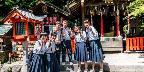 В Японских школах ученицам запрещено носить колготки